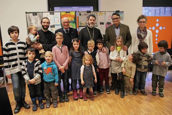 Децата участници и журито на конкурса с митрополит Антонии