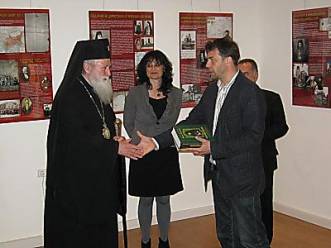 Митр. Неофит дарява книги на музея
