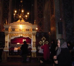 мощите на св. Петка в Яш