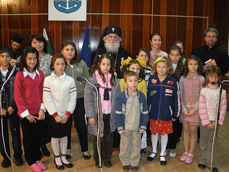 митрополит Дометиан с деца