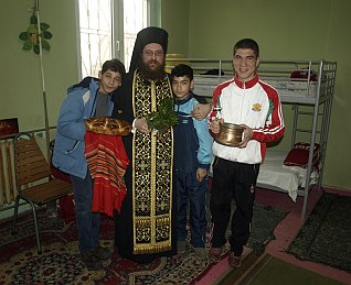 о. Поликарп с деца от дома