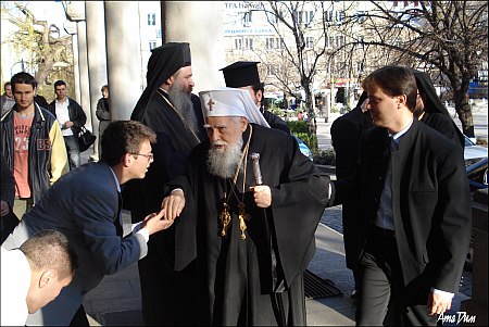 посрещане на патриарха пред храма