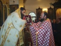 викарийният епископ (в ляво) и новият протоснигел на Софийска епархия (в дясно)