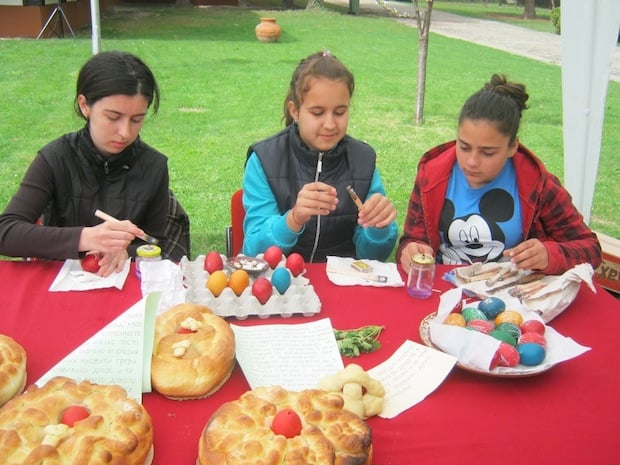 На Велика Събота деца боядисват яйца